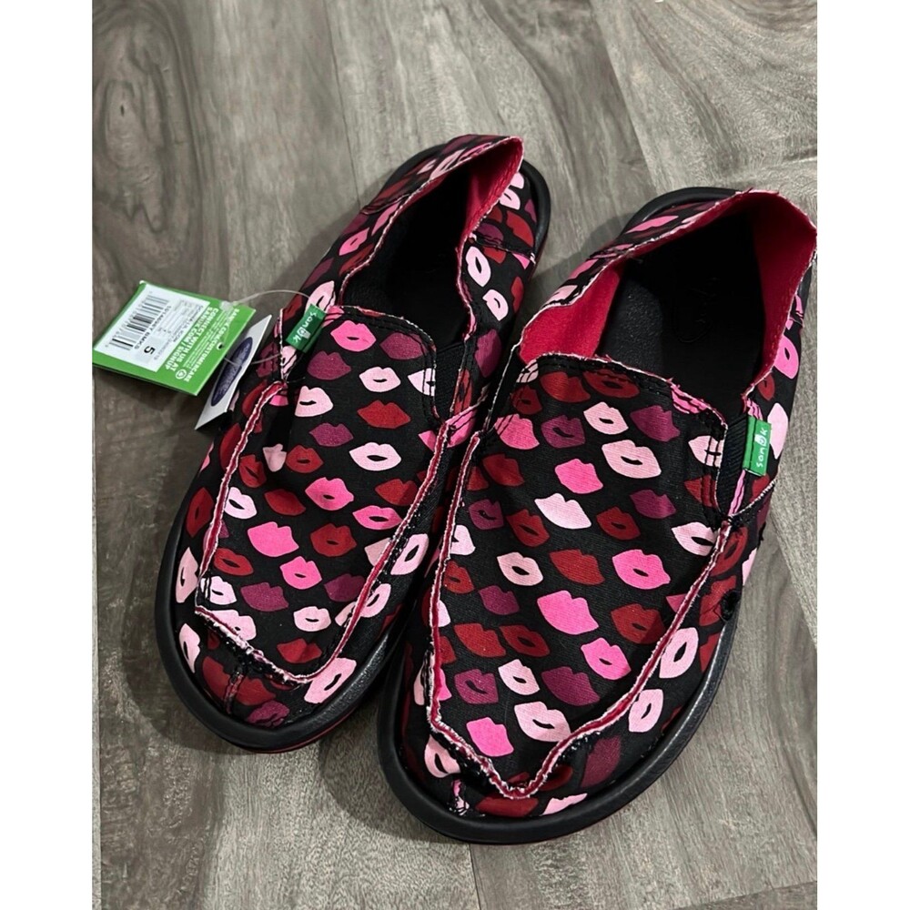 NEW Sanuk Yoga Mat Lips & Kisses Donna Slides Shoes Youth Size 5 (Women’s 6.5)
